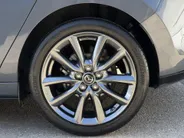 Mazda 3 2.0 e-SkyActiv-G M Hybrid 122 Comfort met Bose | Apple Carplay / Android Auto | Navigatiesysteem | Licht + Regensensor | Elektrisch Verstelbare Bestuurderstoel  | Stoel + Stuurverwarming | Parkeersensoren Voor + Achter | Camera Achter | 18'Lichtmetalen ve