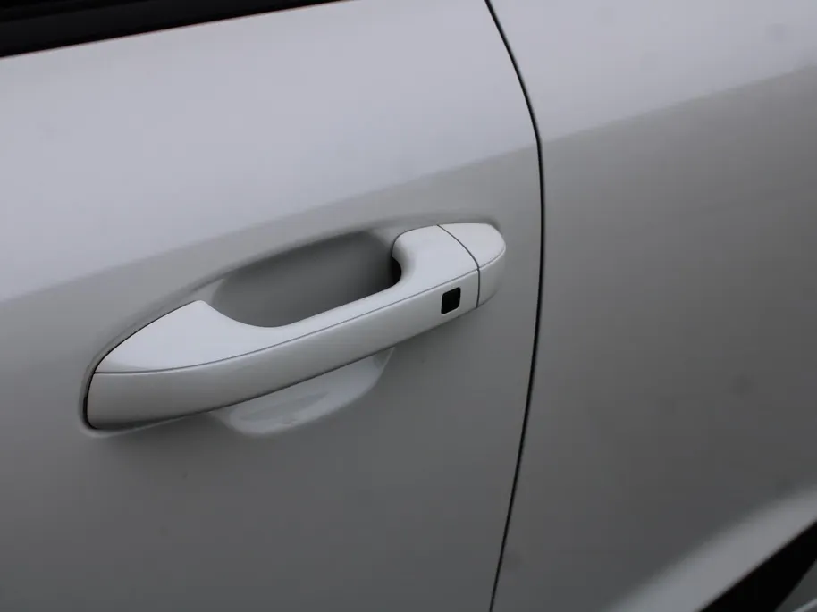 Kia Niro EV Edition Advanced 64.8 kWh | Stuur-/stoelverwarming | Elektr. stoelverstelling | Camera | Cruise adapt. | 17'LM | Clima | 17% bijtelling |