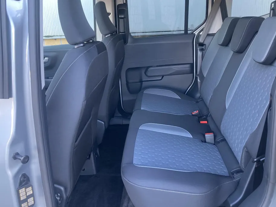 Ford Tourneo Courier Titanium 100% Elektrisch 43kWh 136 pk Apple Carplay/Android Auto - Winterpack - trekhaak