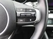 Kia Sportage 1.6 T-GDi Hybrid Dark Edition | Stuur-/stoelverwarming v+a | Camera | Elek. stoelverstelling | 18' LM | Cruise adapt. | Navi | Clima | Half leer/suède |