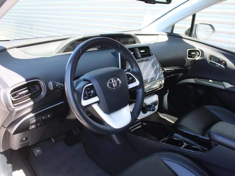 Toyota Prius 1.8 Executive | Trekhaak | Stoelverwarming | Camera | Leer | Dodehoek detectie | JBL audio | HUD | 17” LM | Navi | LED | Cruise adapt. | Incl. winterset |