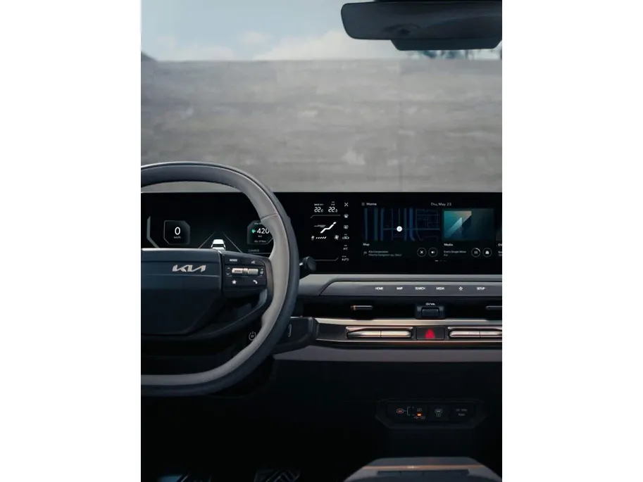 Kia EV3 Plus Advanced 58.3 kWh | NU IN DE SHOWROOM, MAAK NU EEN PROEFRIT!  Private Lease vanaf €429,- p.m. | Gratis Metallic Lak t.w.v. €750,- | Kia Financial lease met 2,99% Rente | 408Km WLTP | Navigatie | Adaptieve cruisecontrol | Stoel en stuur verwarming | K