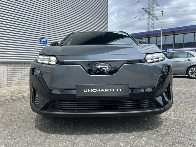 Subaru Uncharted 2E-xcite+ 77 kWh Automaat | Nieuw Leverbaar | Two-Tone Metallic Lak | Elek. Binnenspiegel | Lederen Bekleding