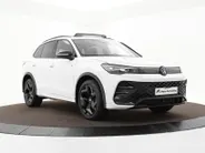 Volkswagen Tiguan 1.5eTSI/150PK R-Line Blackstyle DSG · Panoramadak · Trekhaak · Apple/Android Car Play · Camera · Garantie t/m 30-09-2030 of 100000km.