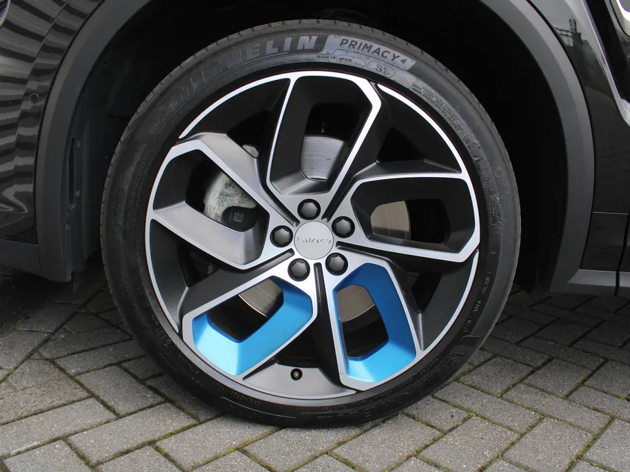 Lynk & Co 01 1.5 | PHEV | Trekhaak | Stoelverwarming | Elek. stoelverstelling + achterklep | Pano dak | Dodehoek detectie | Camera | 20' LM | HK Audio |