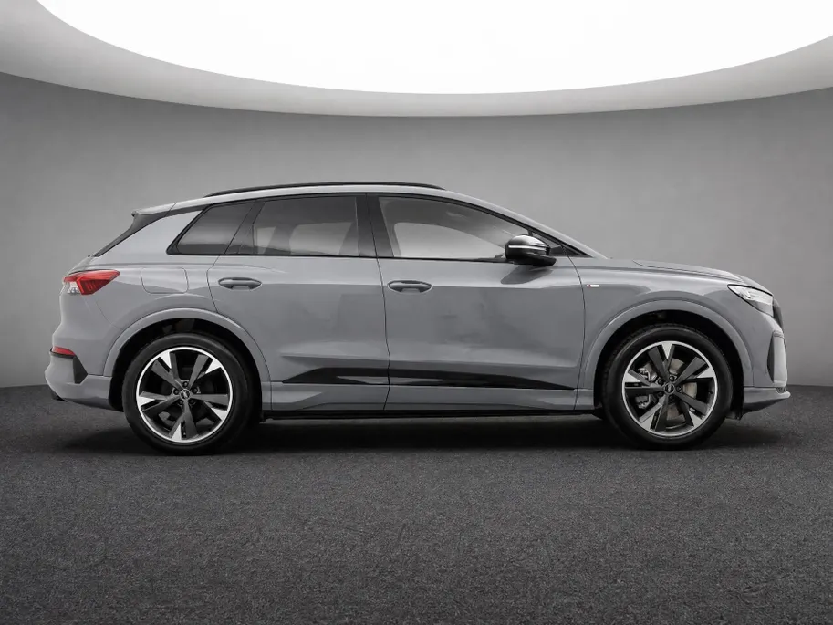 Audi Q4 Q4 S edition performance 82 kWh 286 PK · Glazen panoramdak · Trekhaak elek. wegklapbaar · Optiekpakket zwart