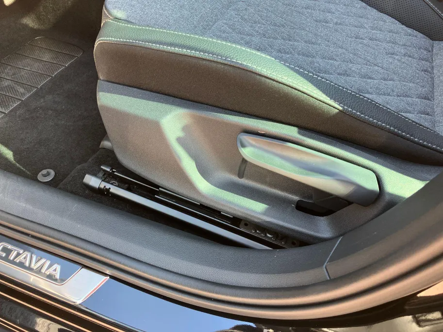 Škoda Octavia Combi 1.5TSI/150PK MHEV Sportline Business · Panoramadak · Trekhaak · Apple/Android · Garantie t/m 31-08-2030 of 100000km.