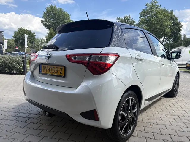 Toyota Yaris 1.5 Hybrid Bi-Tone | Navigatie | Trekhaak