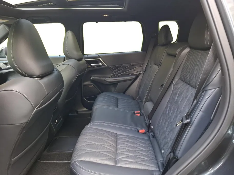 Mitsubishi Outlander 2.4 PHEV Black Edition | RIJDEND, VRAAG NAAR ACTUELE KM STAND | FULL OPTION | 360 CAMERA | STUUR, VOORRUIT, STOEL VERWARMING & VERKOELING |