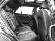 Volkswagen T-Roc 1.5TSI/150PK R-Line Business+ · Panoramadak · Trekhaak · Camera · Apple/Android Car Play · Navigatie · Stoelverwarming · Garantie t/m 09-10-2027 of 100000km.