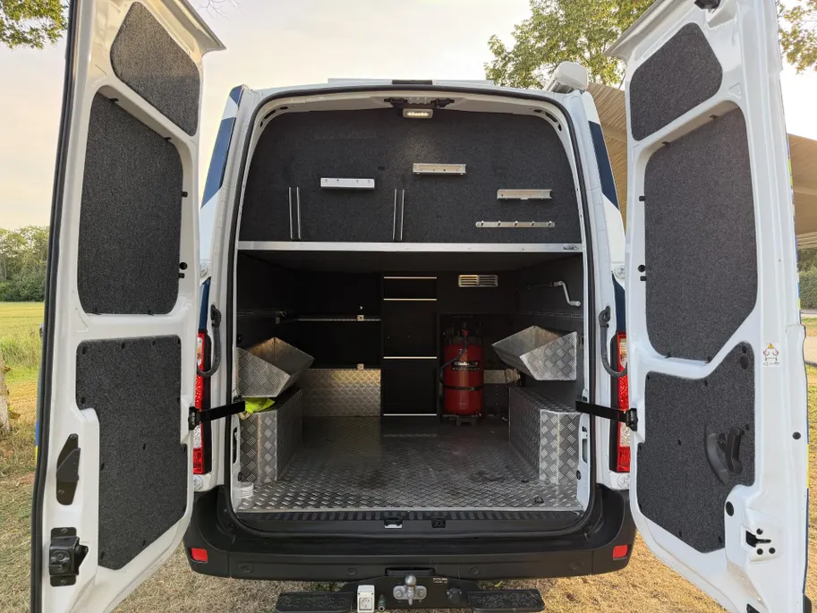 Renault Master T35 2.3 dCi 135 L3H2 Work Edition | Camper Edition | Motorsport Edition | Thule Omnistor Luifel | Airco in Leefruimte | TV | Koelkast | Magnetron | Volledig Bed | 2 Lederen Stoelen | DAB | LED Verlichting Leefruimte |