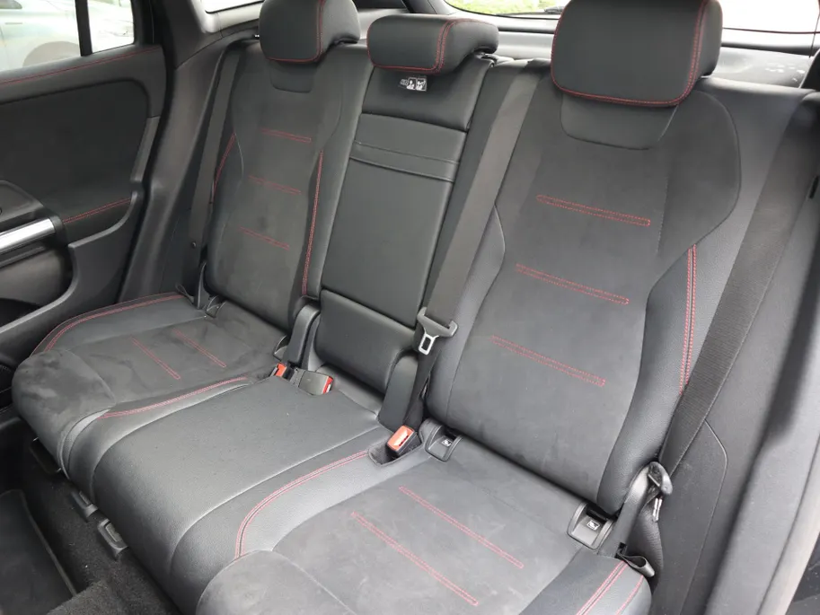 Mercedes-Benz GLA 200 Business Solution AMG l Trekhaak l Keyless l Panoramadak l Ambiente lichtpakket