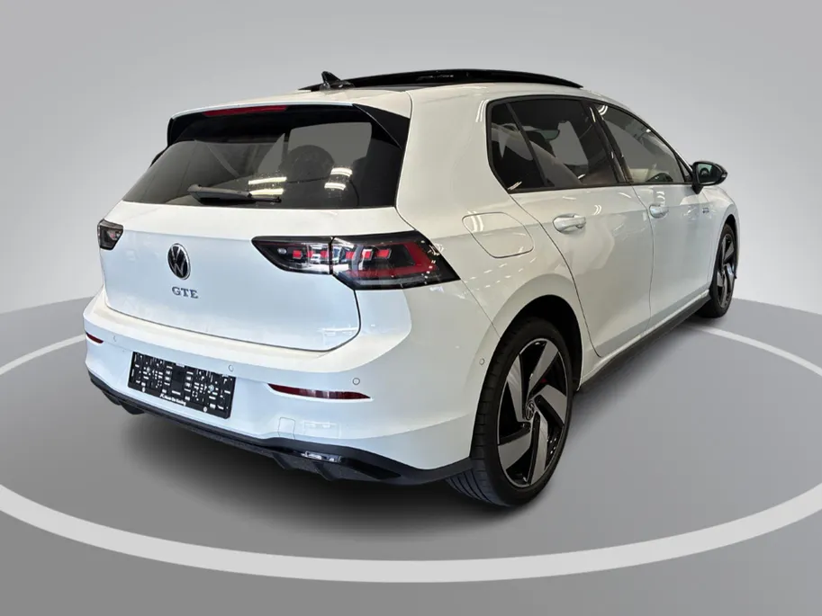Volkswagen Golf 1.5eHybrid/272PK DSG GTE · Panoramadak · Camera · Inklap. Trekhaak · Leder · Garantie t/m 15-06-2030 of 100.000km