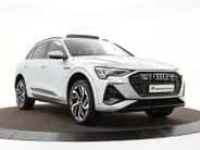 Audi e-tron 55 300kW/408PK S Line 95Kwh · SOH 94,6% · Panoramadak · Leder/Alcantara · 360°Camera + Parkeersensoren · Stoelverwarming ·