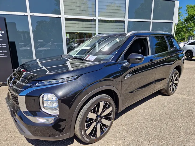 Mitsubishi Outlander 2.4i PHEV First Edition ( meerdere kleuren op voorraad )