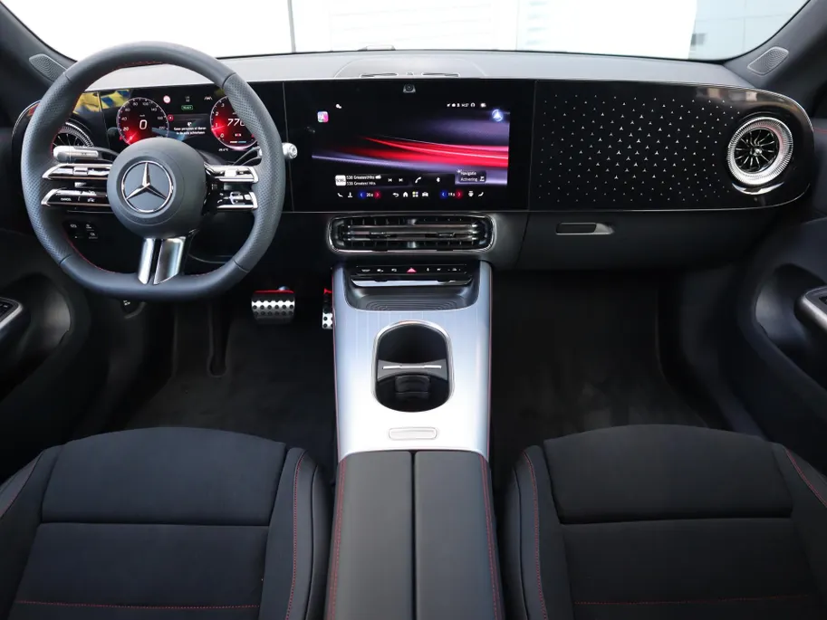 Mercedes-Benz CLA 180 Business Solution AMG l Trekhaak l Panoramadak l stoelverwarming
