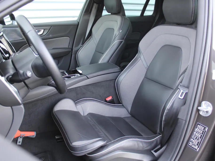 Volvo V60 2.0 T6 Plug-in hybrid AWD Plus Dark | Nappaleder | Trekhaak | HK audio | Schuifdak | Stuur-/stoelverwarming | Adap. Cruise | Dodehoek detectie | Geheugenstoelen | 360 Camera |