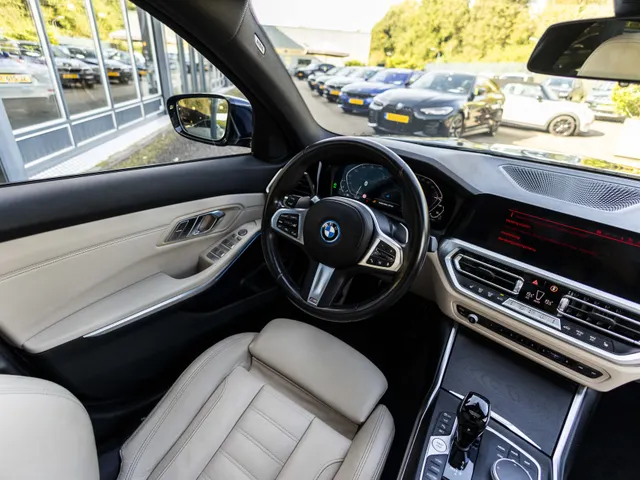 BMW 3 Serie Touring 330e Business Edition Plus M-Pakket  / Pano dak