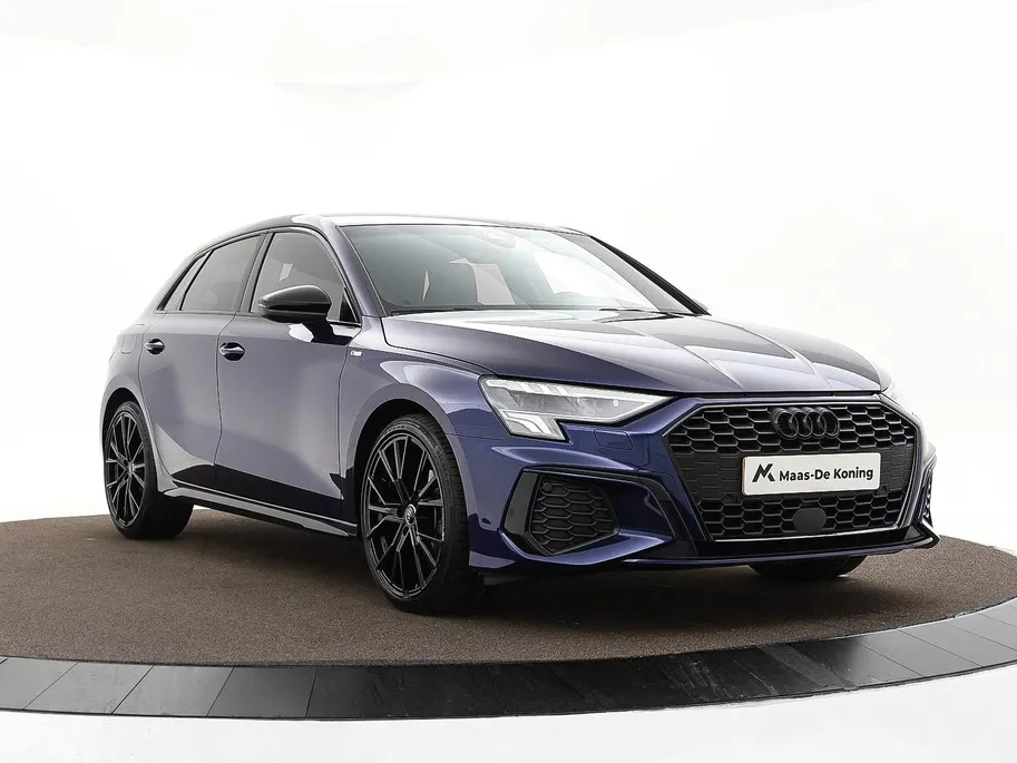 Audi A3 Sportback 35 TFSI 150pk S-tronic S edition · Apple/Android Car Play · Navigatie · Elek. Achterklep · P-Sensoren · Cruise Control · Zwart Optiek · 19'' Inch ·