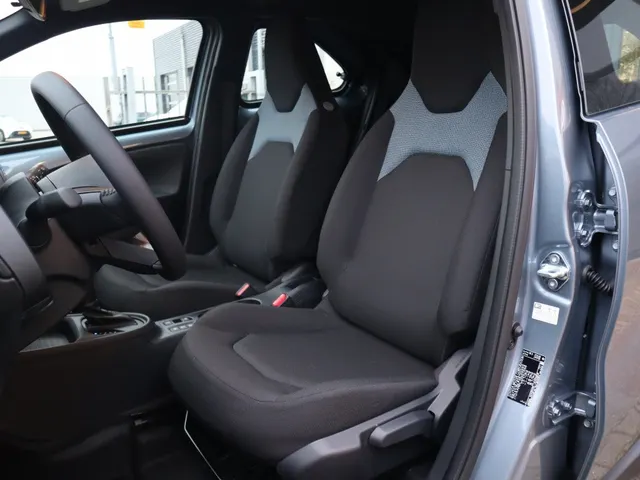 Toyota Aygo X Hybrid 115 play | Camera | Apple/Android Carplay