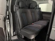Ford Transit Custom 320 2.5 PHEV L2H1 Sport DC met o.a. uniek sport interieur, 19 inch lichtmetalen velgen, een trekhaak, een achteruitrijcamera en verwarmbare voorstoelen en stuurwiel