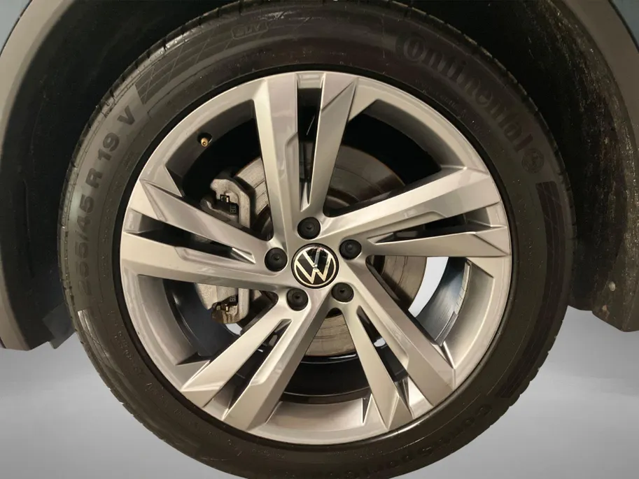 Volkswagen Tiguan 1.4TSIeHybrid 180kW/245PK R-Line DSG · Panoramadak · Trekhaak · 360°Camera + Parkeersensoren · Keyless entry