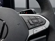 Volkswagen T-Roc 1.5 eTsi 150pk DSG R-Line First Edition · Camera · Apple/Android Car Play · Navigatie · Wegklapbare Trekhaak · Elek. Achterklep · 18'' Inch ·