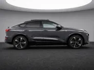 Audi Q6 e-tron Sportback S edition performance 306pk 100 kWh · SOH 97,8% · Panoramadak · Wegklapbare Trekhaak · 360 Camera · Stoelverwarming voor+achter · Bijrijder Display · 19'' Inch · Garantie t/m 10-08-2030 of 100.000km
