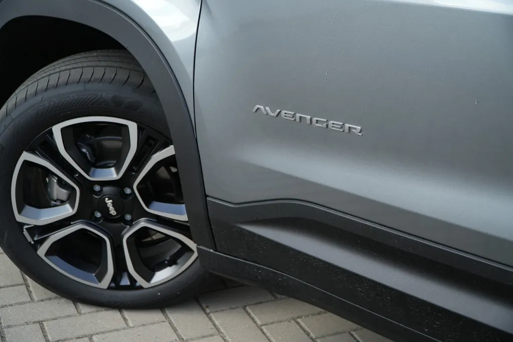 Jeep Avenger 1.2 e-Hybrid Summit | Navi | JBL | Camera | Winter | 18"