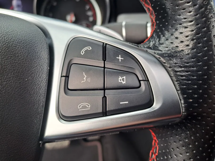 Mercedes-Benz GLA 180 Business Solution AMG AUTOMAAT | Trekhaak | Cruise | Panorama Schuif/kantel Dak | Navigatie | Camera | AMG-styling