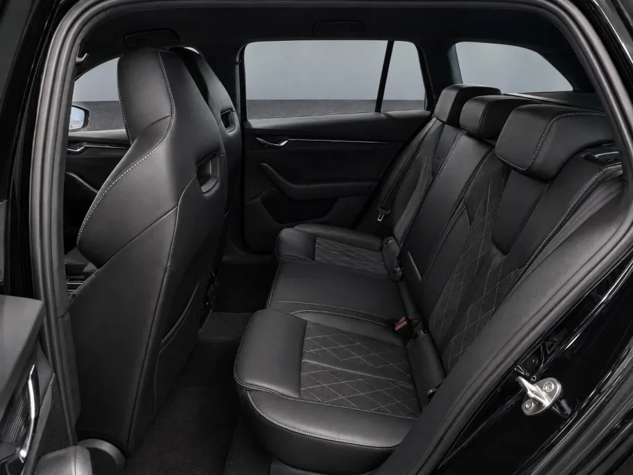Škoda Octavia Combi 1.4 TSI 245pk DSG RS iV PHEV Business · SOH 94,5% · Camera · Wegklapbare Trekhaak · Elek. Voorstoelen · Stoelverwarming V+A · 19'' Inch · Apple/Android Car Play ·