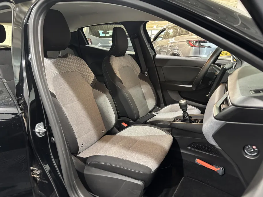 Renault Clio 90PK TCe GPF Evolution | 1e eigenaar | Navi | Parkeersensoren | Apple CarPlay/Android Auto | Licht & Regen Sensor | Digital Cockpit | Airco | Full LED |