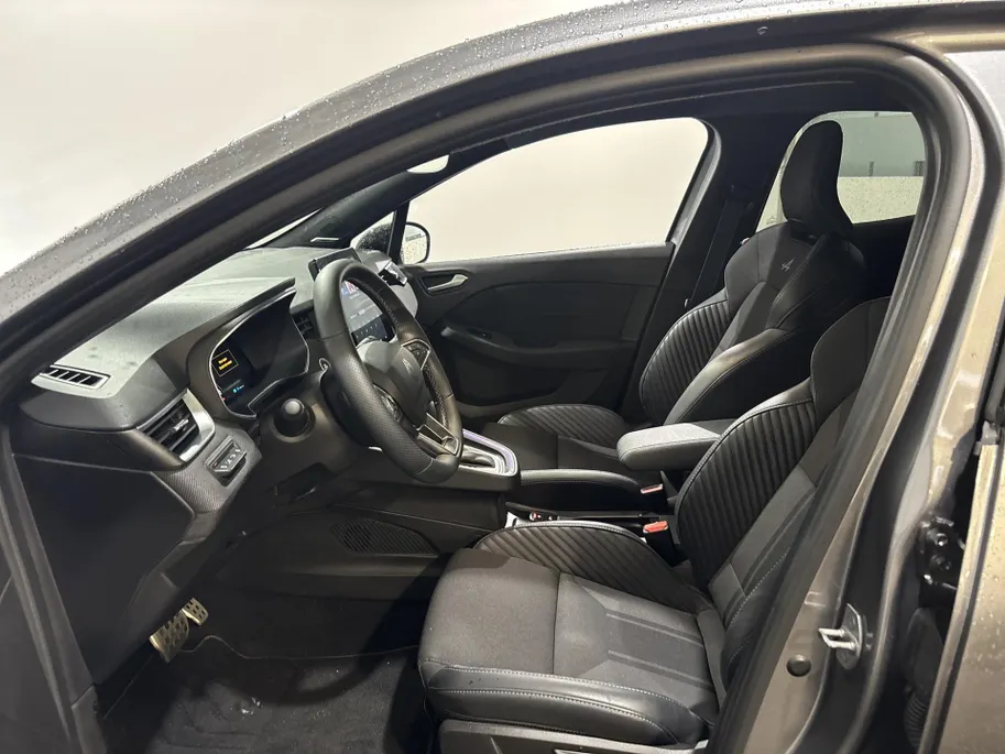 Renault Clio 145PK E-Tech Full Hybrid Esprit Alpine Automaat | DEMO | Bose Audio | Stoelverwarming | 360 Camera | Digital Cockpit | Apple CarPlay/Android Auto | Licht & Regen Sensor | Navi |