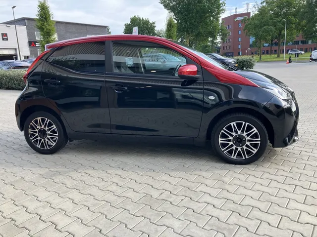 Toyota Aygo 1.0 VVT-i x-clusiv | Leder | Apple CAR Play