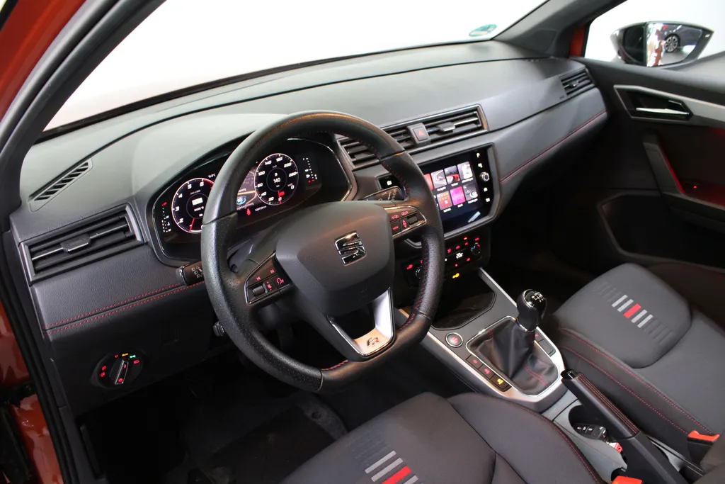 SEAT Arona 1.0 TSI FR Business Intense / 18'' LMV / FULL LED / CAMERA / KEYLESS /