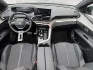 Peugeot 5008 1.2 Hybrid 136 GT 146PK AUTOMAAT | 7-persoons | Cruise Control | Climate Control | Schuif- kanteldak | 360 camera | Parkeersensoren rondom |