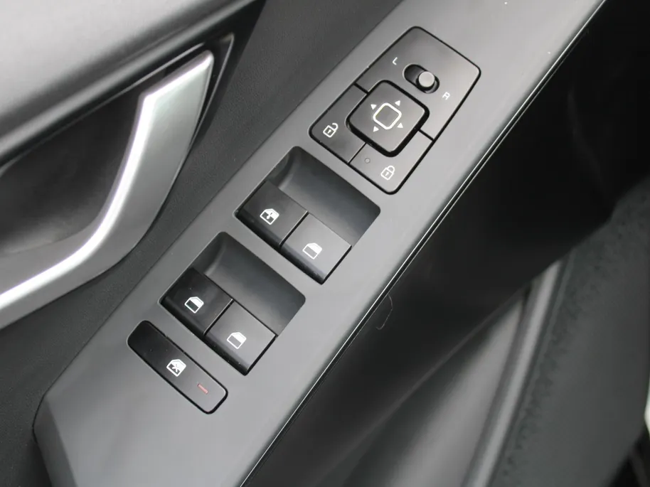 Kia Niro EV Light Edition 64.8 kWh | Camera | Cruise adapt. | Clima | 17' LM | Navi | Keyless | All season banden | 17% bijtelling |