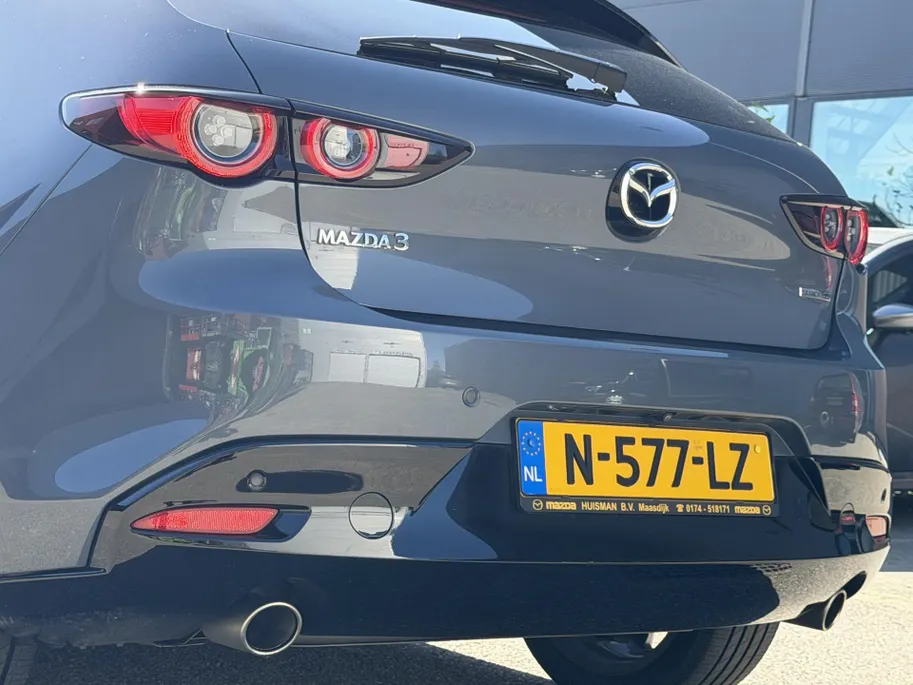 Mazda 3 2.0 e-SkyActiv-G M Hybrid 122 Comfort met Bose | Apple Carplay / Android Auto | Navigatiesysteem | Licht + Regensensor | Elektrisch Verstelbare Bestuurderstoel  | Stoel + Stuurverwarming | Parkeersensoren Voor + Achter | Camera Achter | 18'Lichtmetalen ve