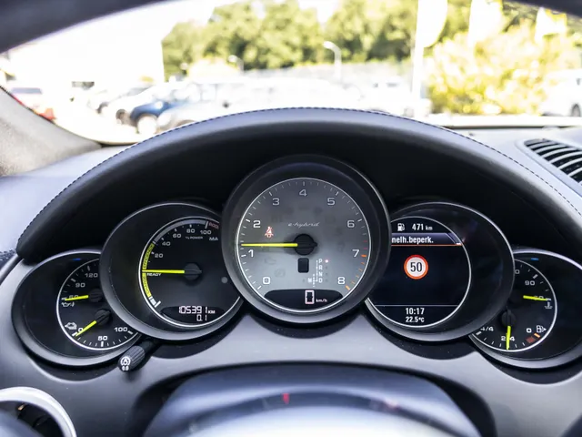 Porsche Cayenne 3.0 S E-Hybrid Platinum Edition NL Auto!