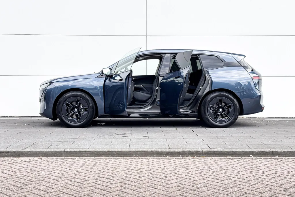 BMW iX xDrive45 101 kWh
