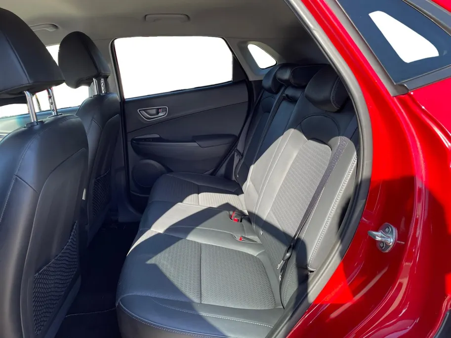 Hyundai Kona EV Premium 64 kWh | LAGE KM STAND! | Leder | Stoel- stuurverwarming | Navi
