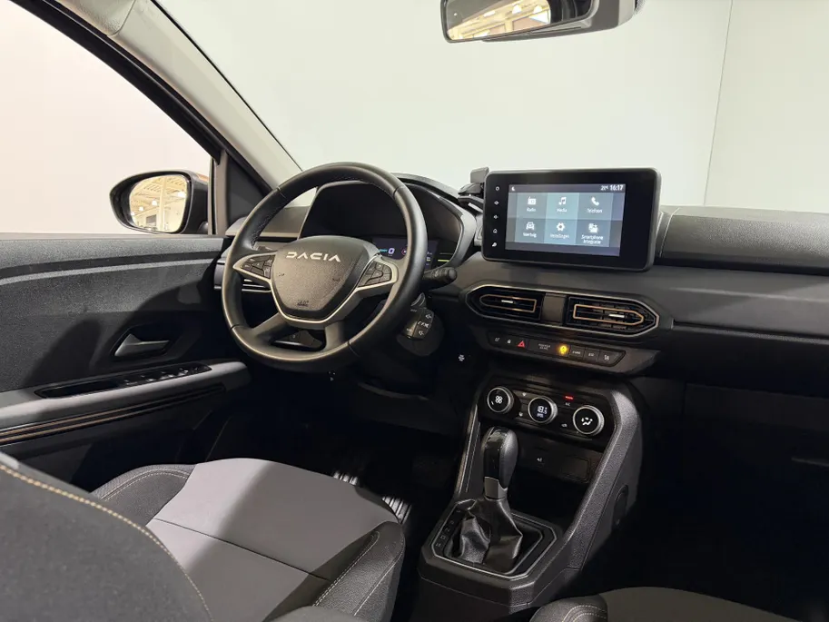 Dacia Jogger 140PK Hybrid Extreme 7p. Automaat | 7 Zitplaatsen | Camera | Parkeersensoren | Apple CarPlay/Android Auto | Digital Cockpit | Cruise Control | Lichtmetalen Velgen | Licht & Regen Sensor | Full LED |