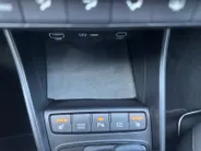 Hyundai i20 1.0 T-GDI Premium | Trekhaak| Lichtmetalen velgen| Automaat| Navigatie | Stoel verwarming| Stuur verwarming| Vol met opties!