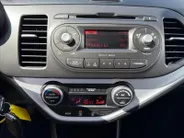 Kia Picanto 1.0 DynamicLine | Dealer onderhouden |Climate control & cruise control | Bluetooth | Lichtmetalen velgen | Metallic lak | Fabrieksgarantie | NAP