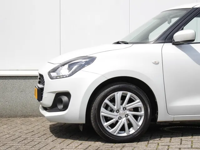 Suzuki Swift 1.2 Select Smart Hybrid | Navi | Cruise | Safety Pack | Camera