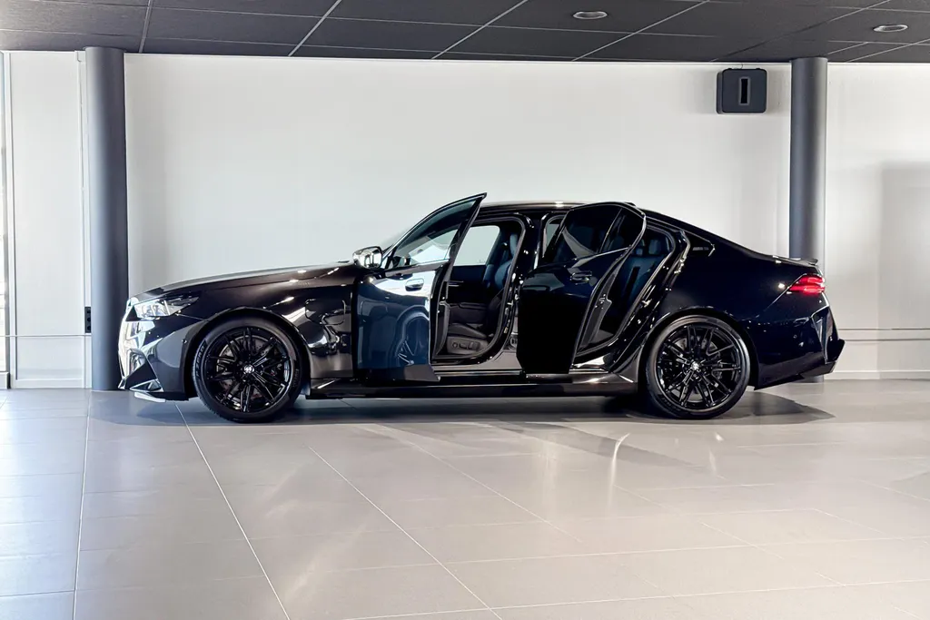 BMW M5 Sedan 