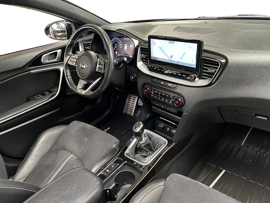 Kia ProCeed 1.0 T-GDI GT-Line | Elektrisch Glazen Schuif / Kanteldak | Apple Carplay / Android Auto | Navigatiesysteem | Stoel + Stuurverwarming | Licht + Regensensor | Parkeersensoren + Camera Achter | Cruise Control | 17” Lichtmetalen Velgen | Climate Control Rijst