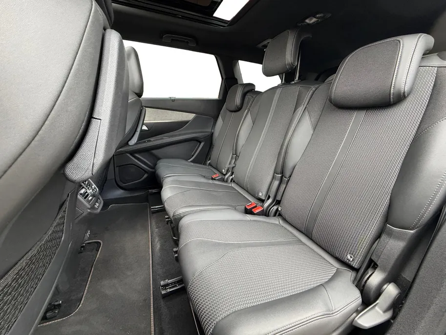 Peugeot 5008 1.2 Hybrid 136 GT 146PK AUTOMAAT | 7-persoons | Cruise Control | Climate Control | Schuif- kanteldak | 360 camera | Parkeersensoren rondom |