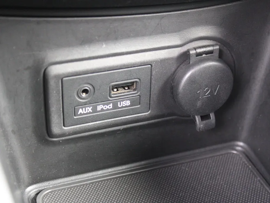 Kia Venga 1.4 CVVT First Edition | 16' LM | Trekhaak | Navi | Airco | Cruise | Camera | PDC | All seasons |