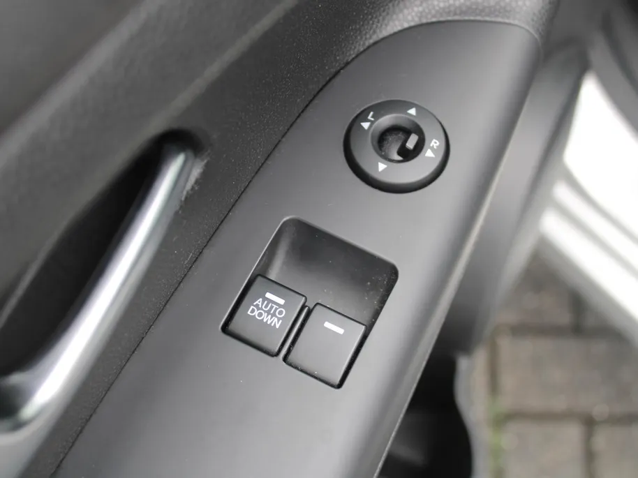Kia Venga 1.4 CVVT First Edition | 16' LM | Trekhaak | Navi | Airco | Cruise | Camera | PDC | All seasons |